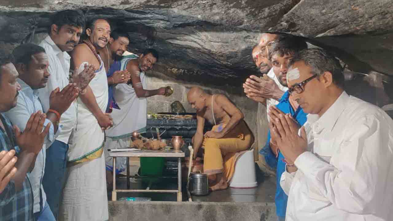 వరుణుడు శాంతించాలని ప్రత్యేక పూజలు