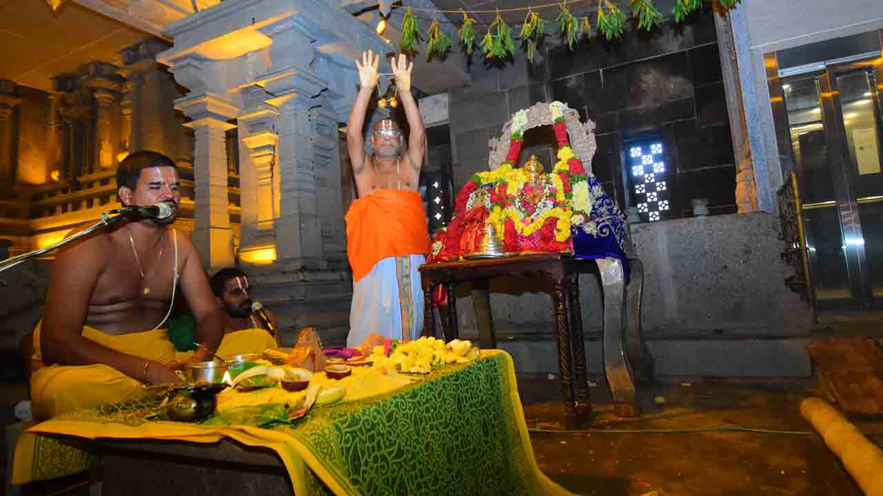 యాదాద్రిలో శాస్ర్తోక్తంగా నిత్యారాధనలు