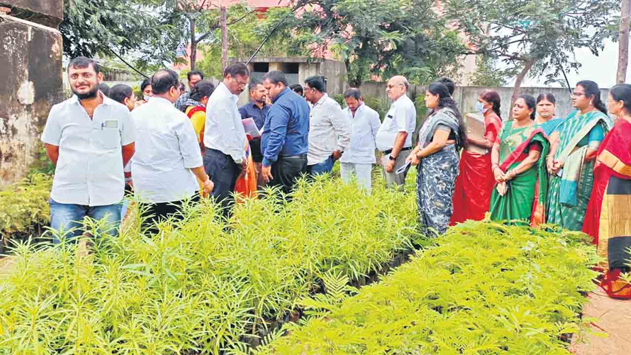 నాడు అభినందనలు..నేడు అనుమానాలు