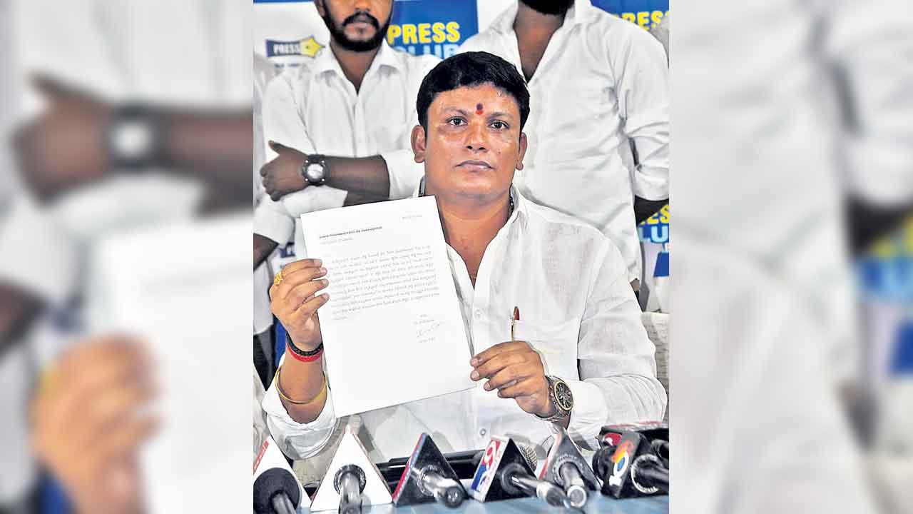 రేవంత్‌ రెడ్డి కుల వివక్షతోనే పార్టీకి రాజీనామా