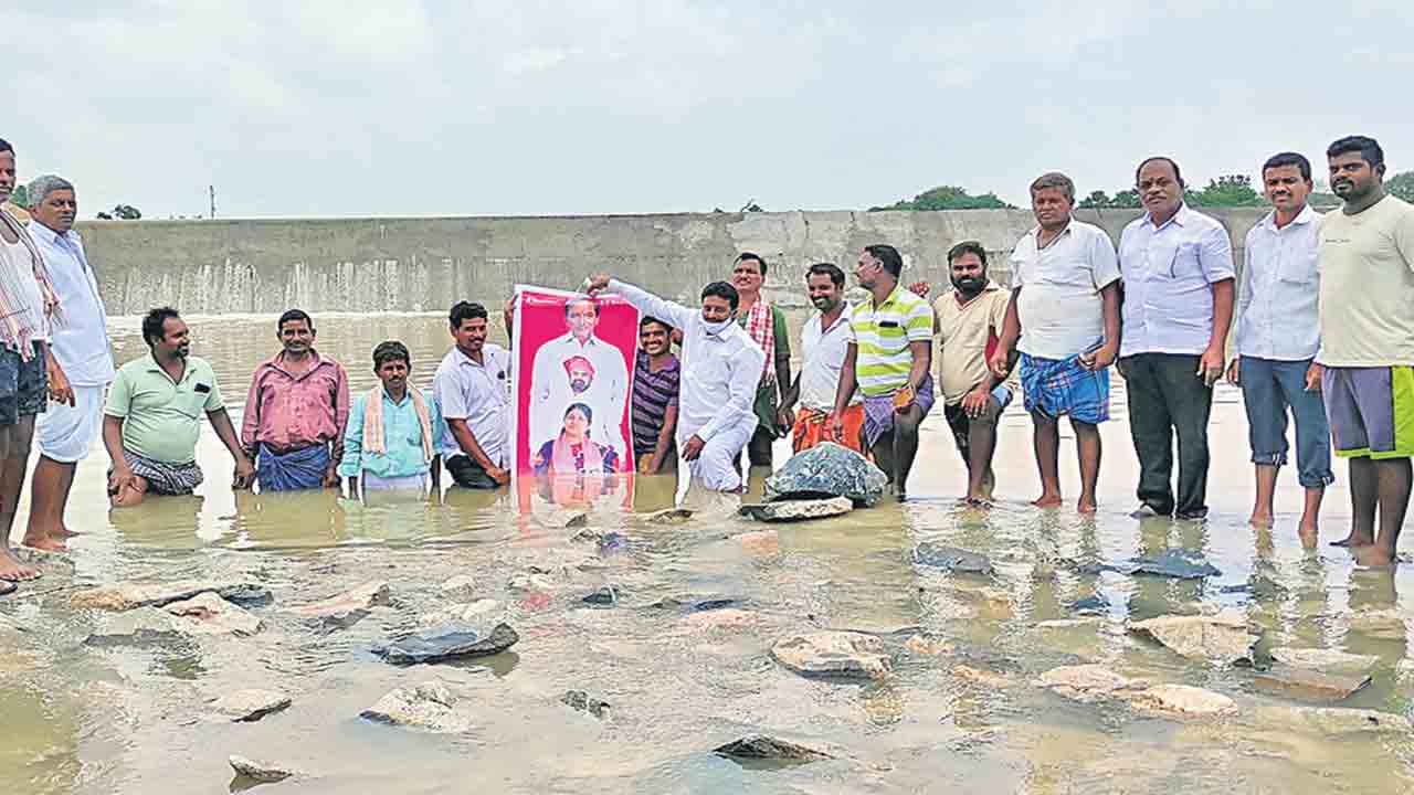 కేసీఆర్‌ ఫ్లెక్సీకి రైతుల క్షీరాభిషేకం