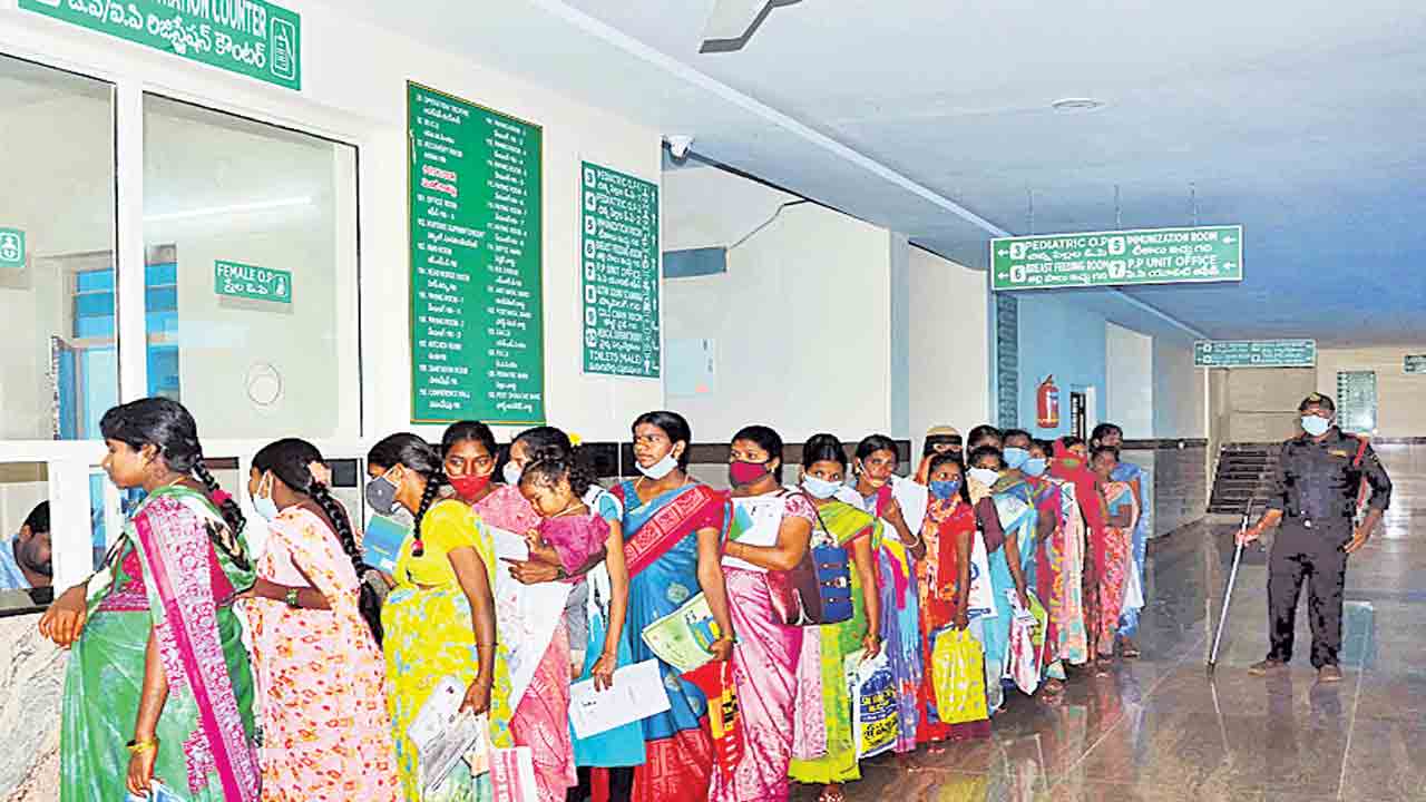 నేను వస్త బిడ్డో.. సర్కారు దవాఖానకు..