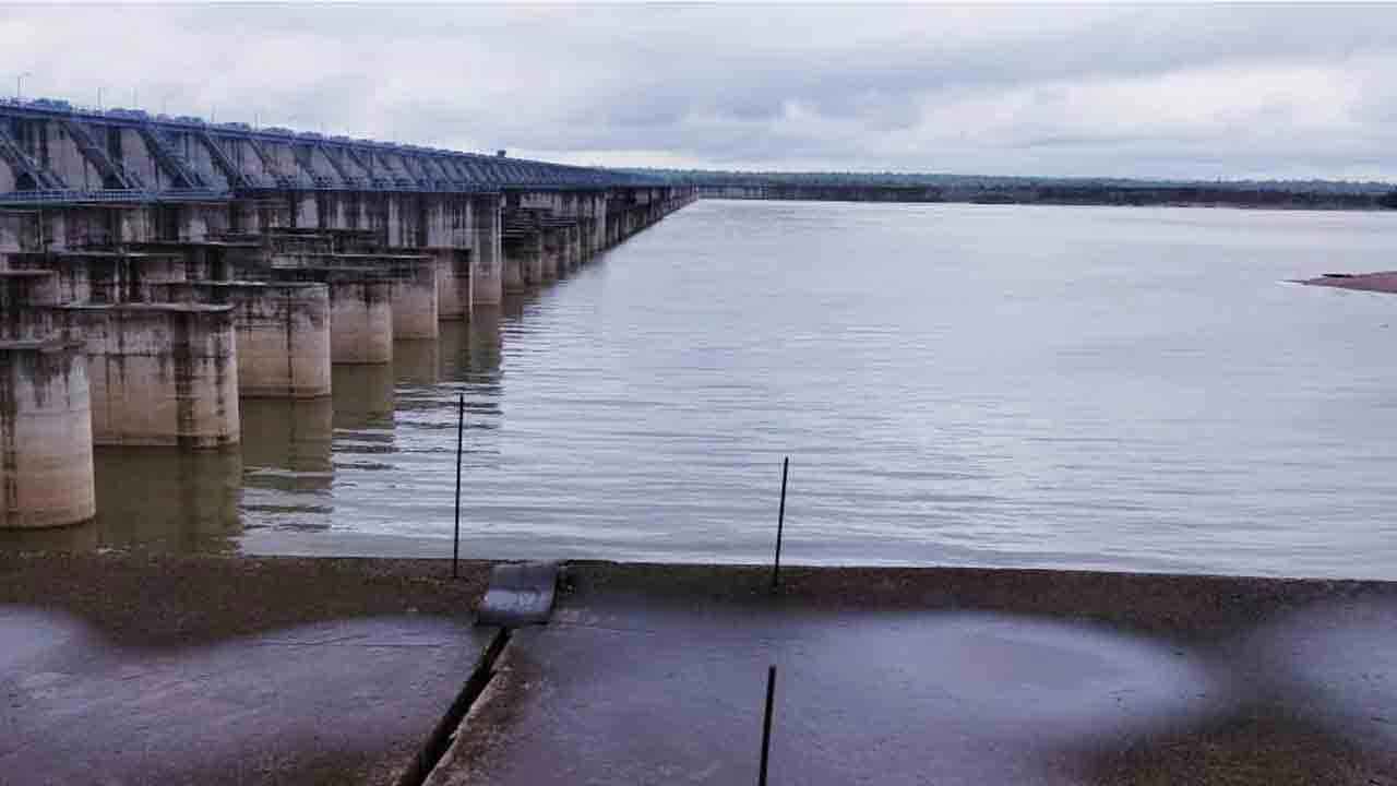 లక్ష్మీ బరాజ్‌ 57 గేట్లు ఎత్తివేత