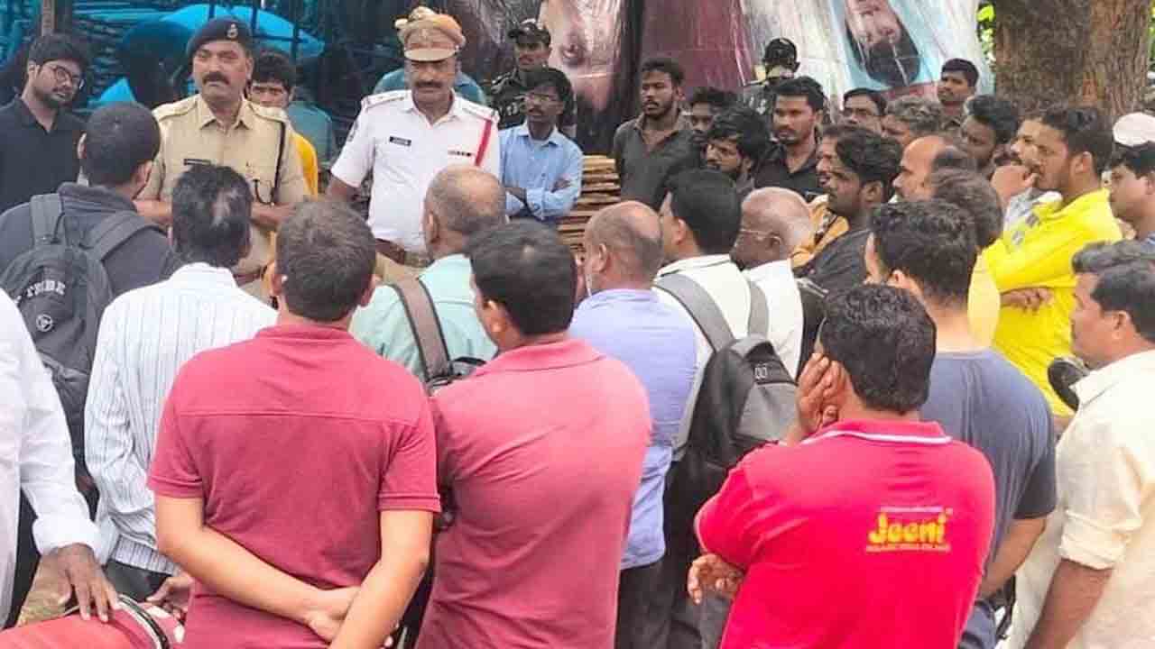 హెల్మెట్‌, నంబర్‌ ప్లేట్‌ లేకుండాద్విచక్రవాహనాలు నడుపొద్దు