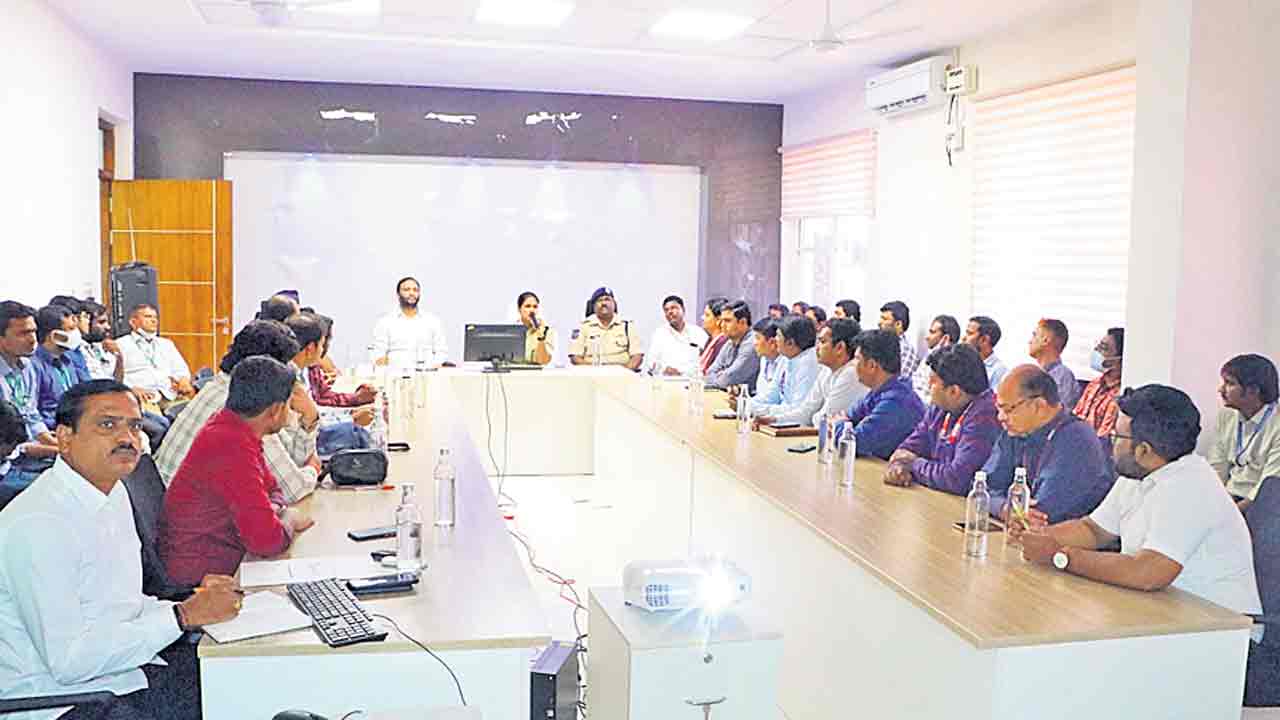 బ్యాంకు అధికారులు సహకరించాలి