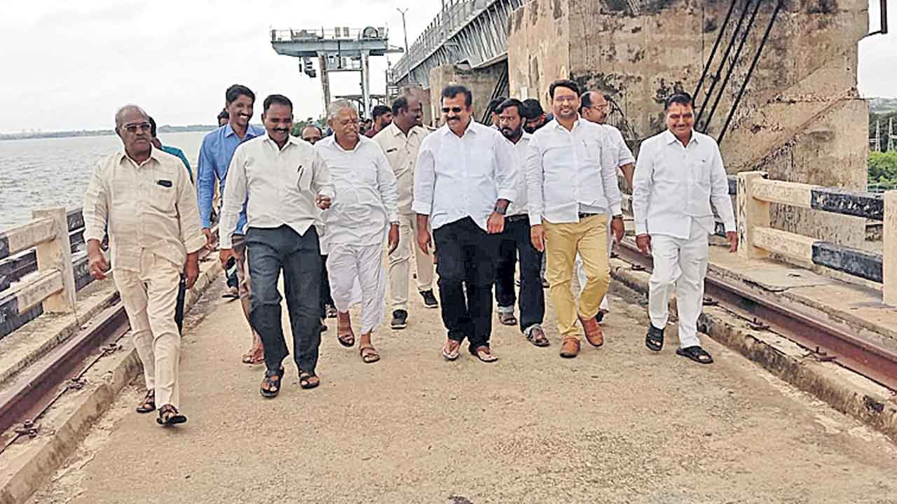 అప్రమత్తంగా ఉండాలి