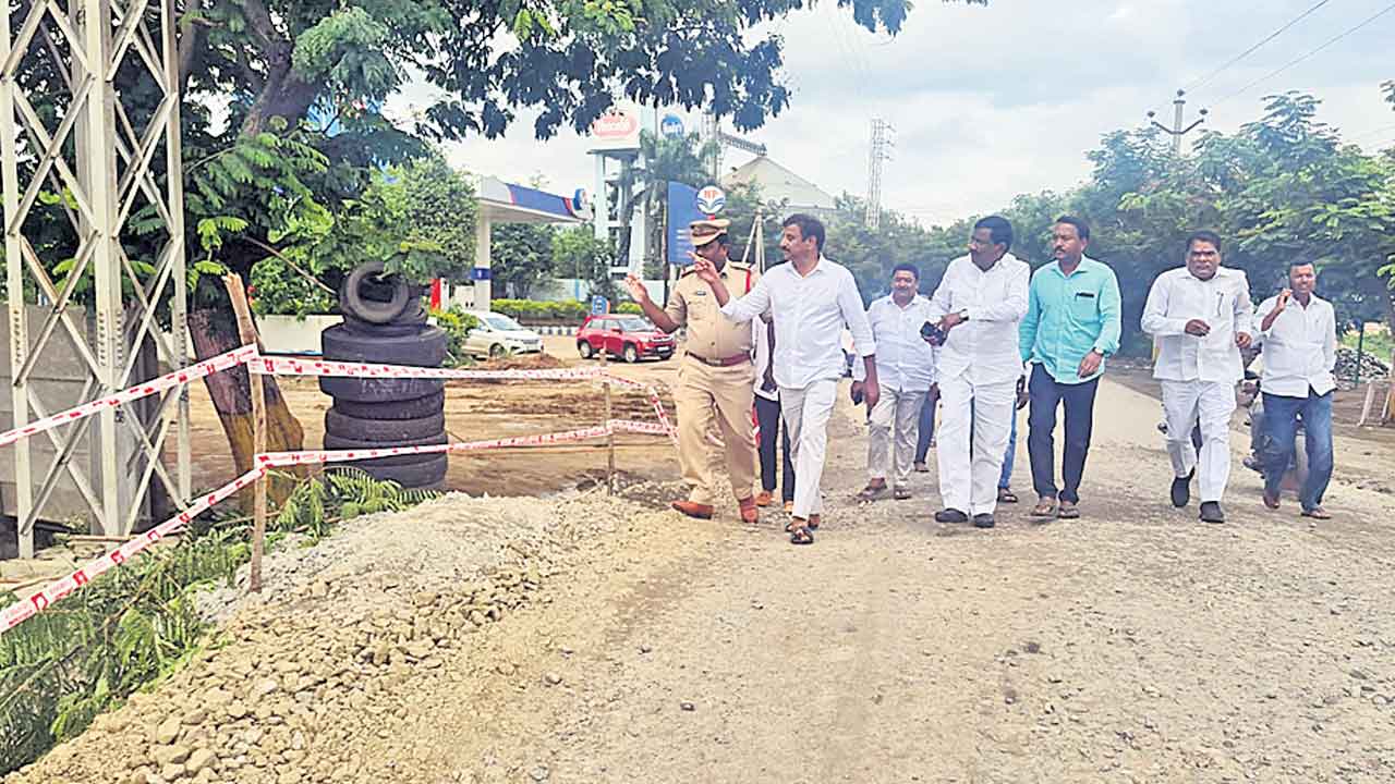 రోడ్లు, కల్వర్టుల నిర్మాణానికి కృషి చేస్తా