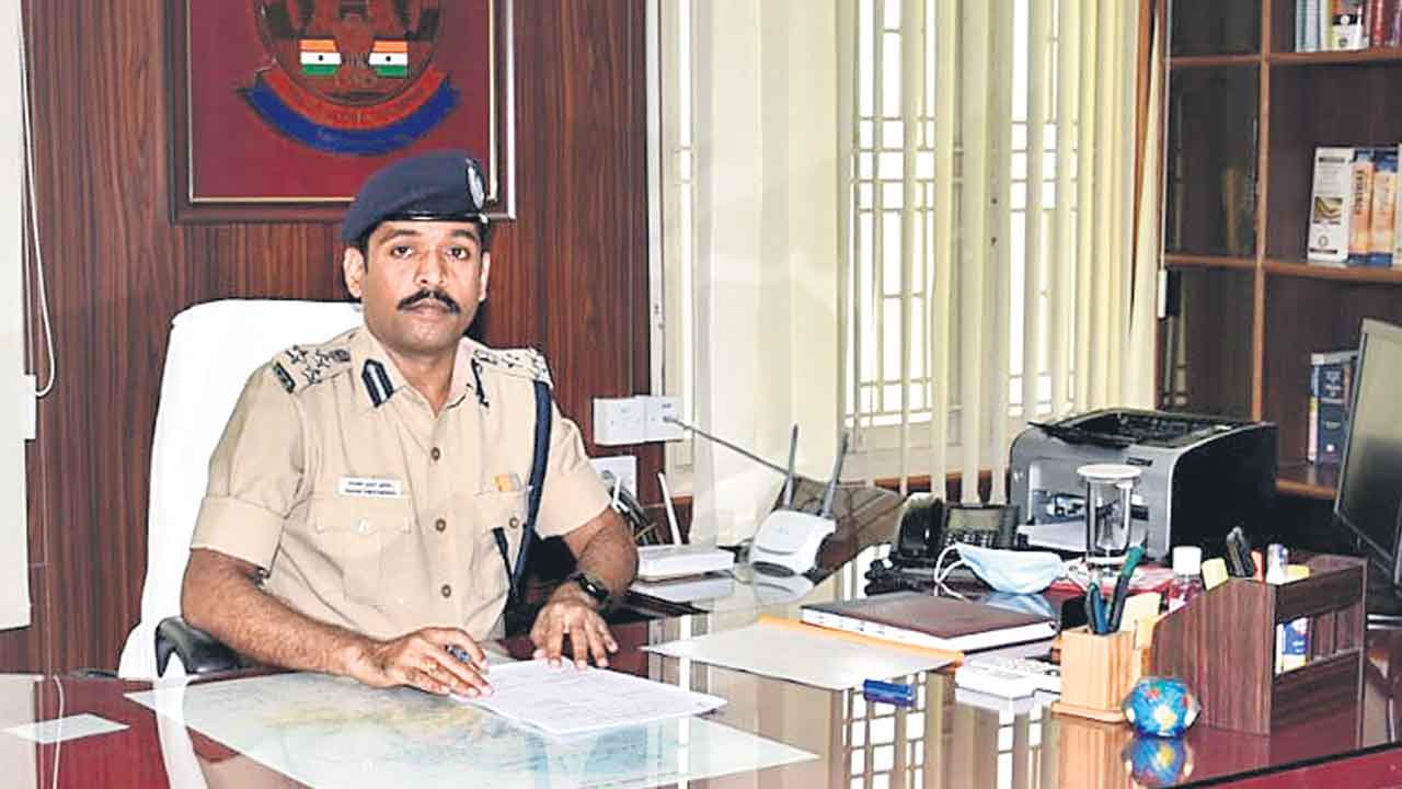 నాగపురిలో చదివిడీఐజీగా ఎదిగి