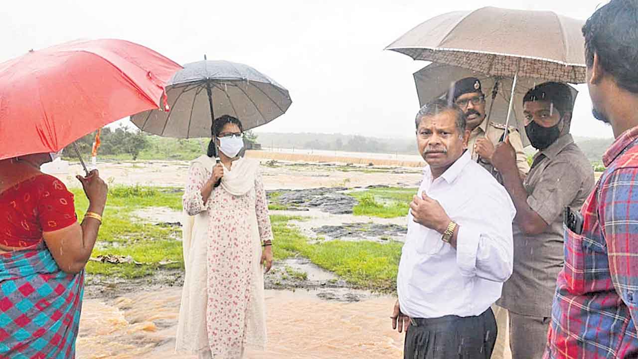 గ్రామాల్లో దండోరా వేయించాలి