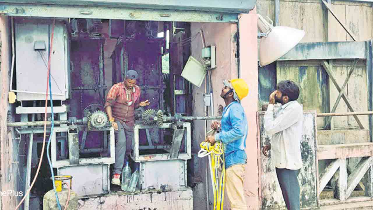 కడెం క్రస్ట్‌గేట్లకు తాత్కాలిక మరమ్మతులు