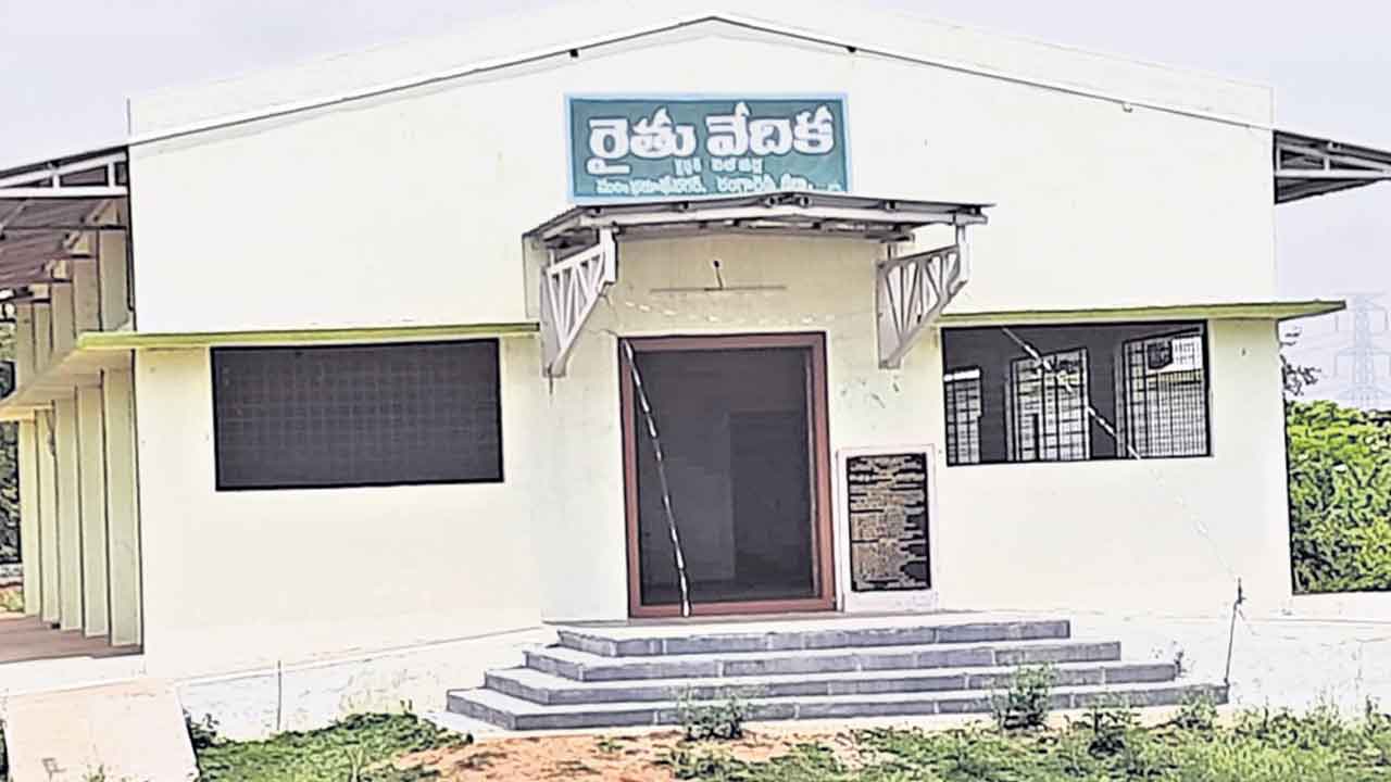 దిక్సూచికలు.. రైతు వేదికలు