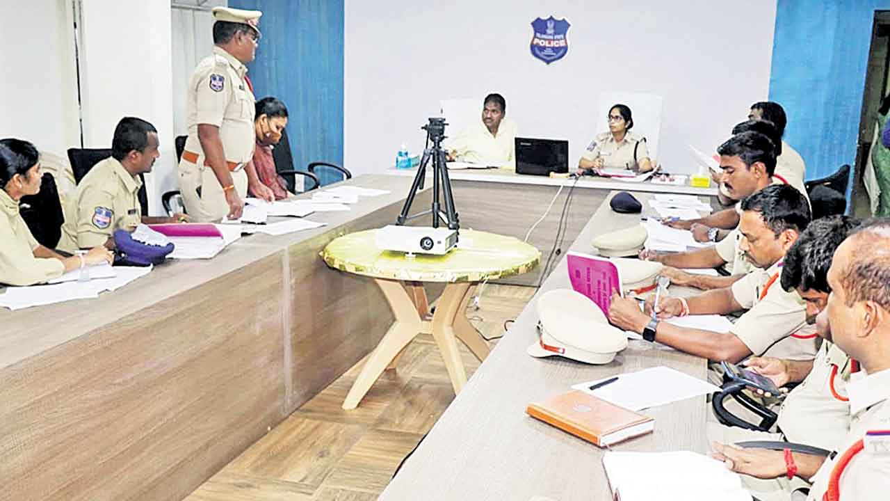 పోలీసులపై నమ్మకం పెంచాలి