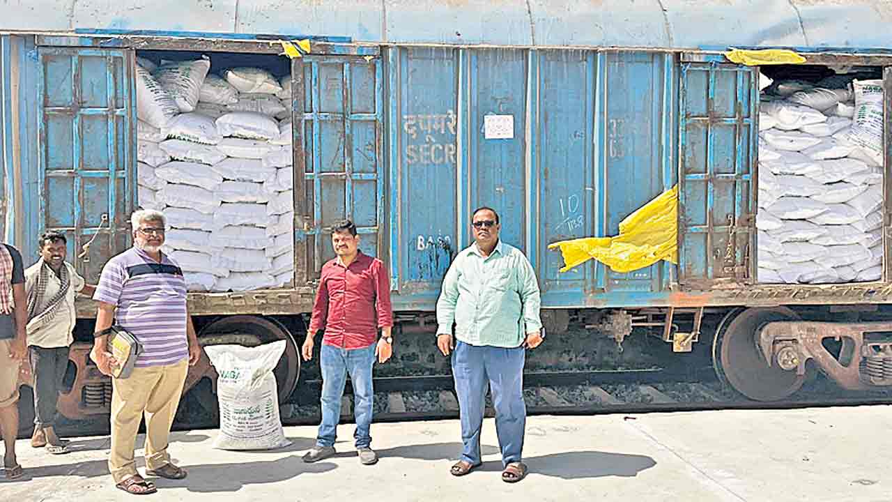 రైలు వచ్చే.. ఎరువు తెచ్చే..