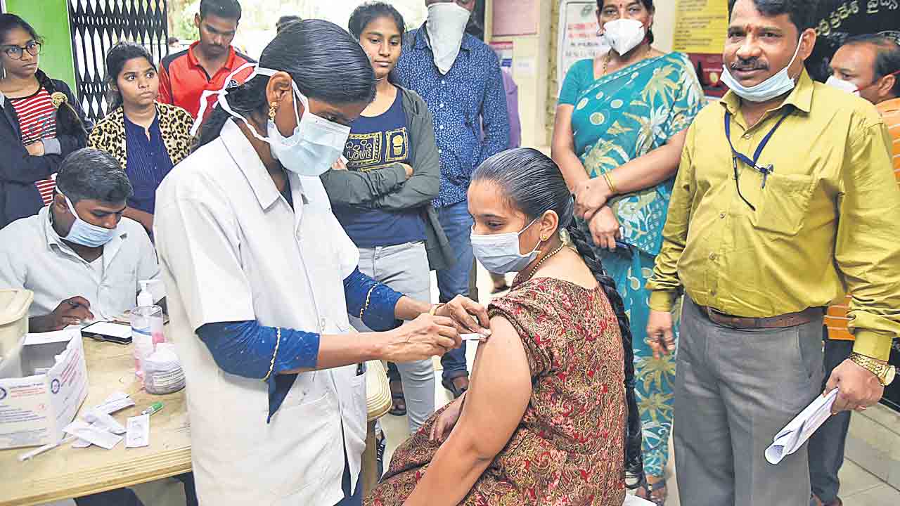 తొలిరోజు 3755 మందికి బూస్టర్‌..