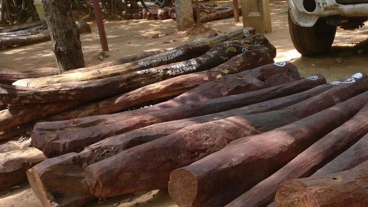 పోలీసులపై ఎర్రచందనం స్మగర్ల దాడి