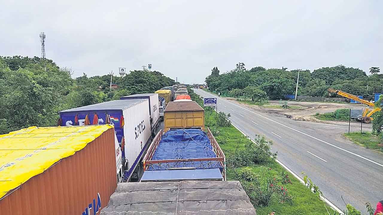 జలమయమైన జాతీయ రహదారి