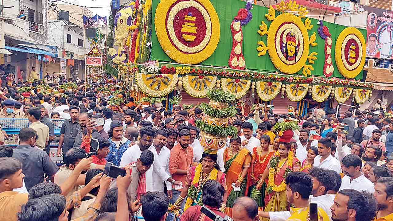 బోనమెత్తిన పాత నగరం