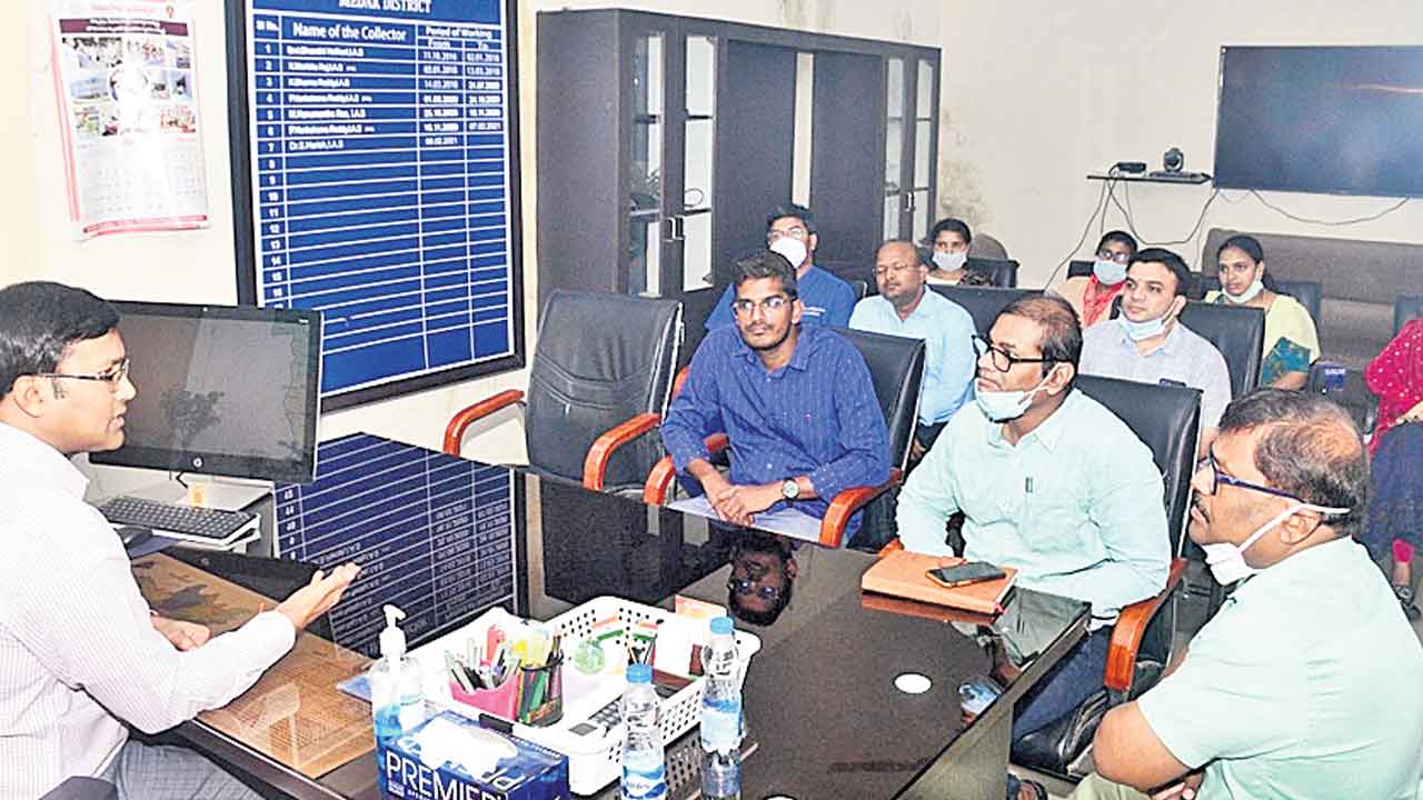 వైద్యులందరూ అందుబాటులో ఉండాలి