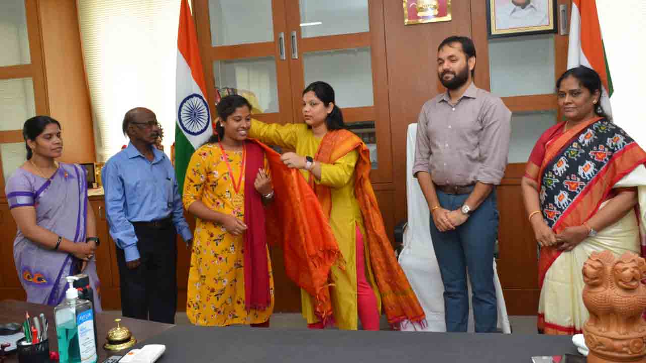 ప్రభుత్వ కళాశాలల్లో ప్రవేశాల సంఖ్య పెంచాలి