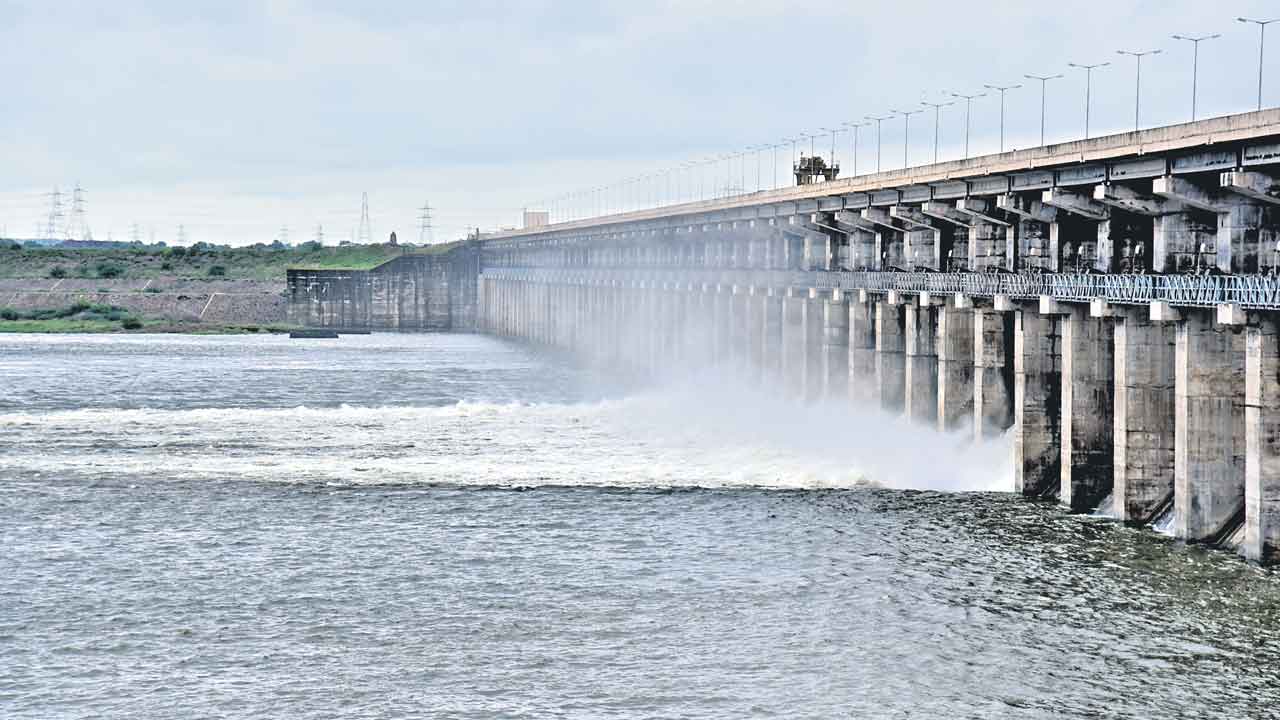 గోదారికి పోటెత్తిన వరద