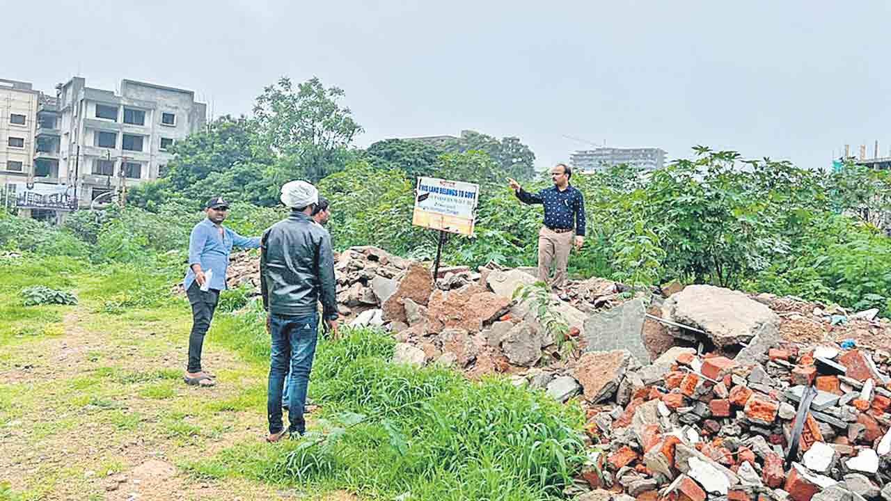 రూ.300 కోట్ల స్థలం ప్రభుత్వానిదే..