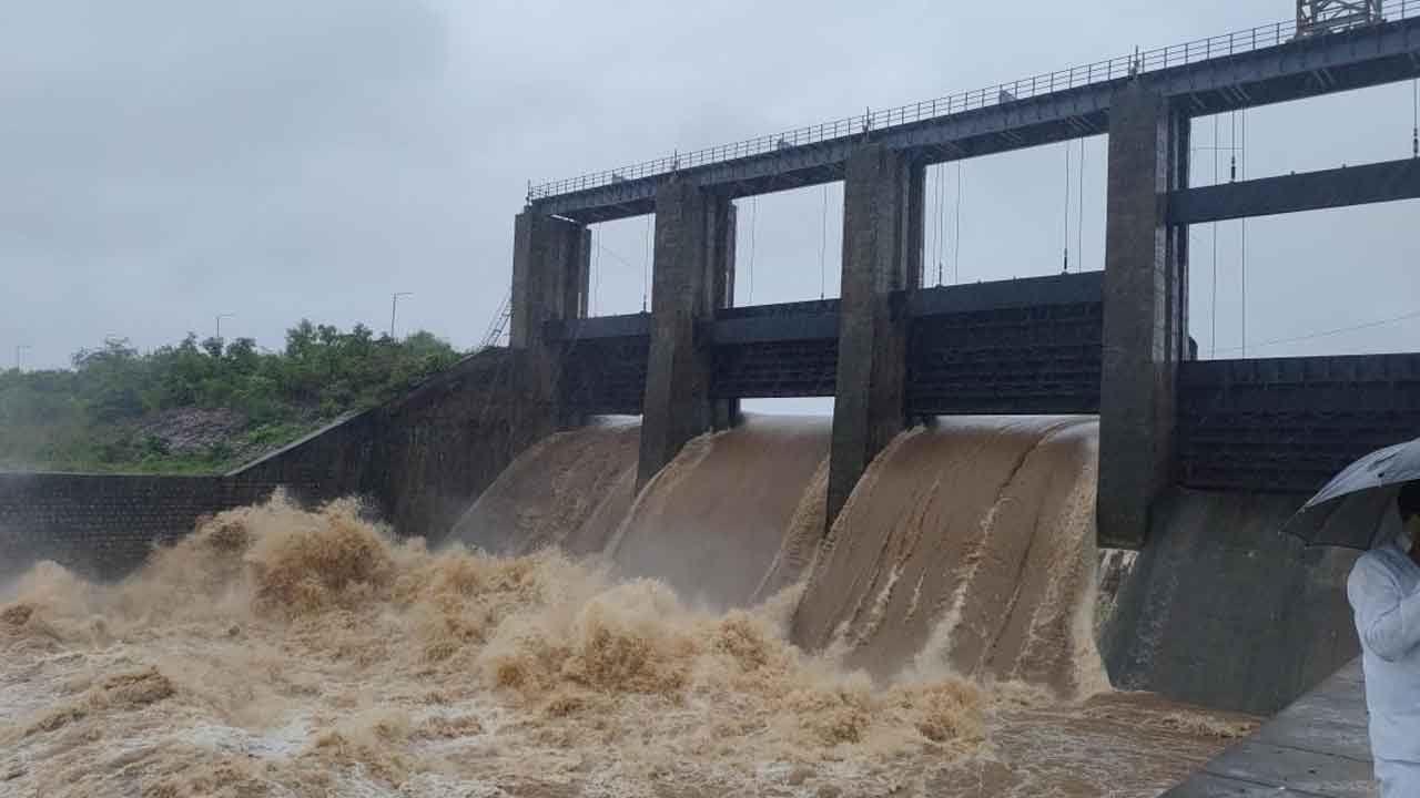 ప్రాజెక్టుల గేట్లు ఎత్తివేత..