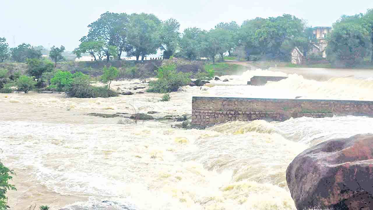 వీడని వాన…తగ్గని వరద