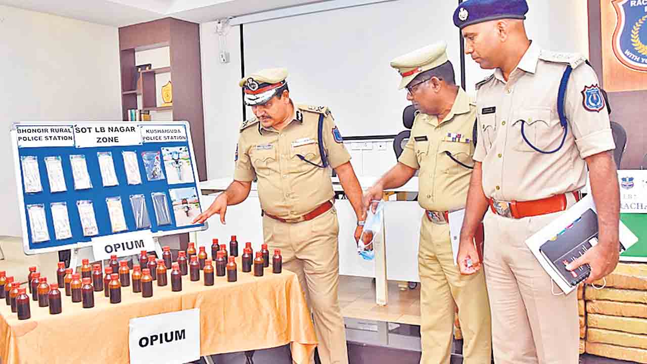 పట్టుబడిన డ్రగ్‌ స్మగ్లర్స్‌..