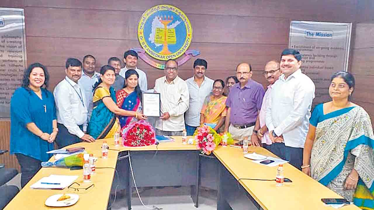 పూర్వ విద్యార్థులే అనుసంధానకర్తలు