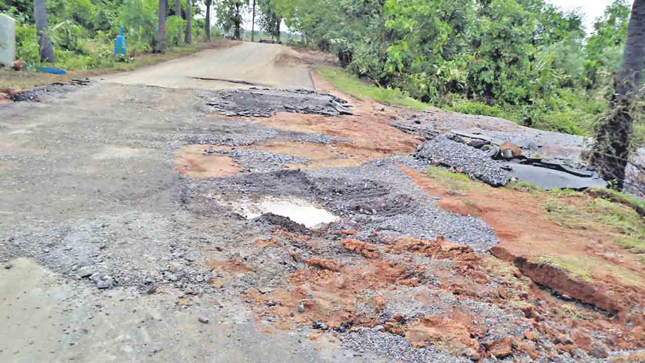 పంచాయతీ రోడ్లకు భారీ నష్టం
