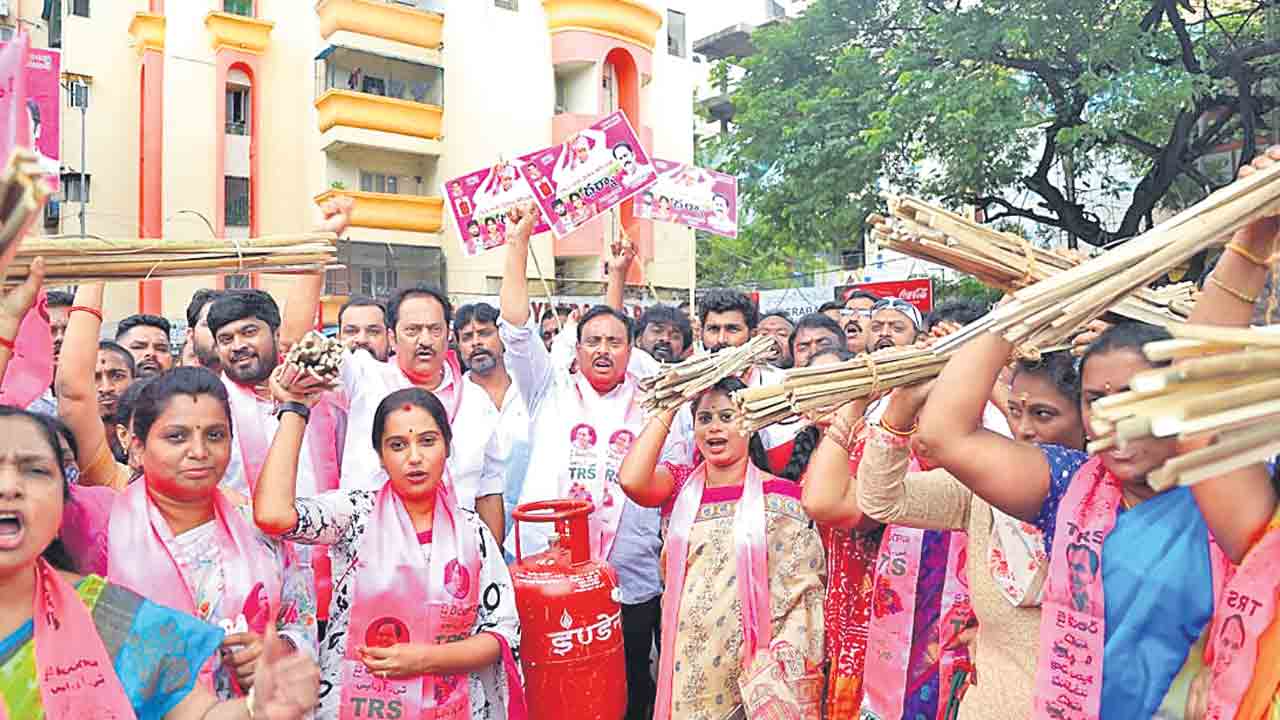 పేదల నడ్డివిరుస్తున్న కేంద్రం