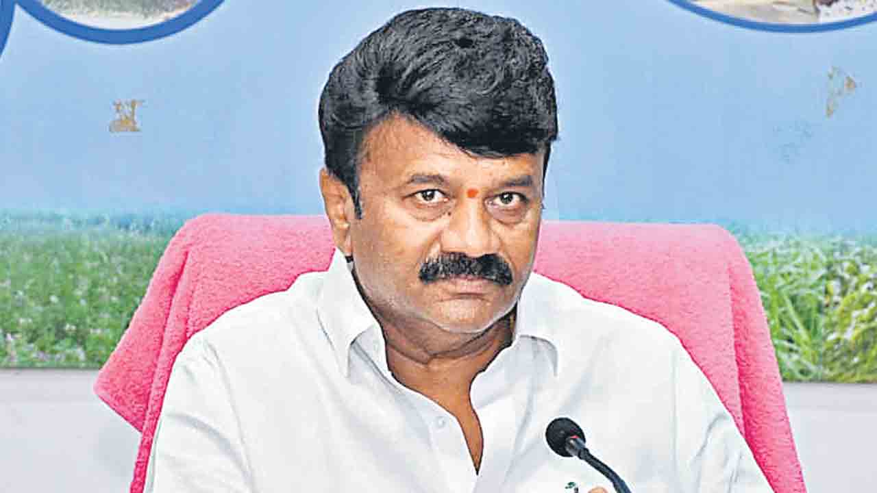 అత్యవసరమైతేనే బయటకు రండి!