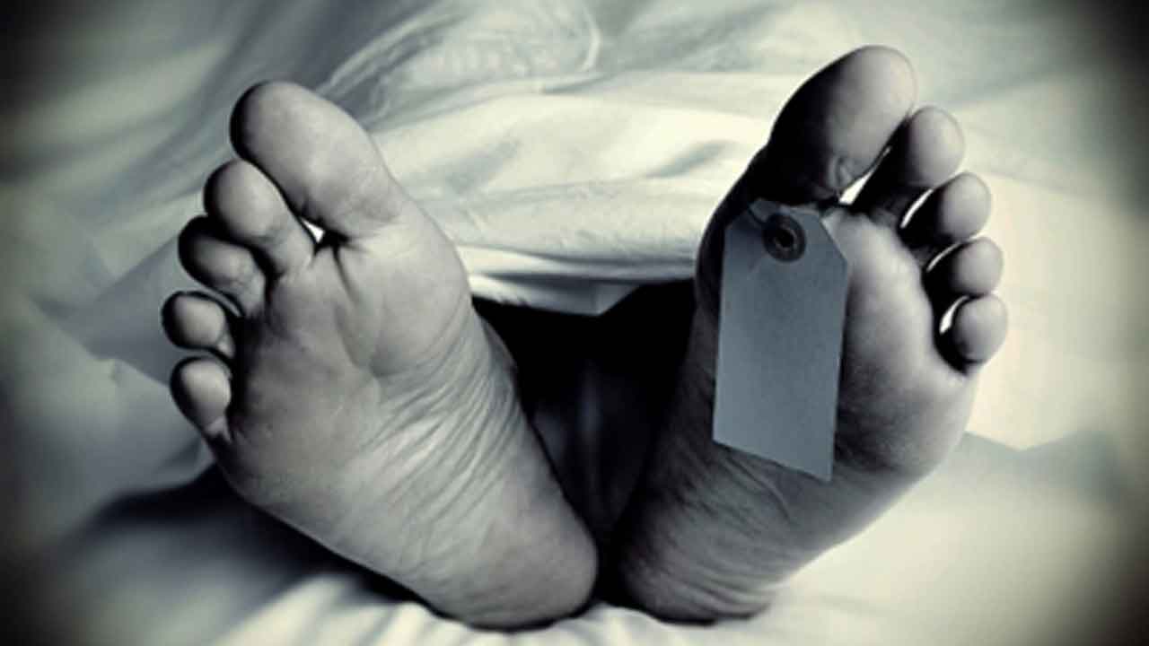 కలకలం..చెరువులో మూడు మృతదేహాలు లభ్యం