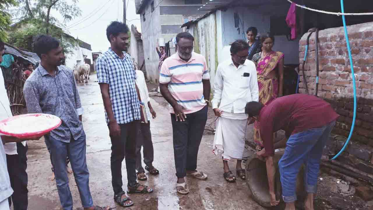 పరిసరాల పరిశుభ్రత పాటించాలి