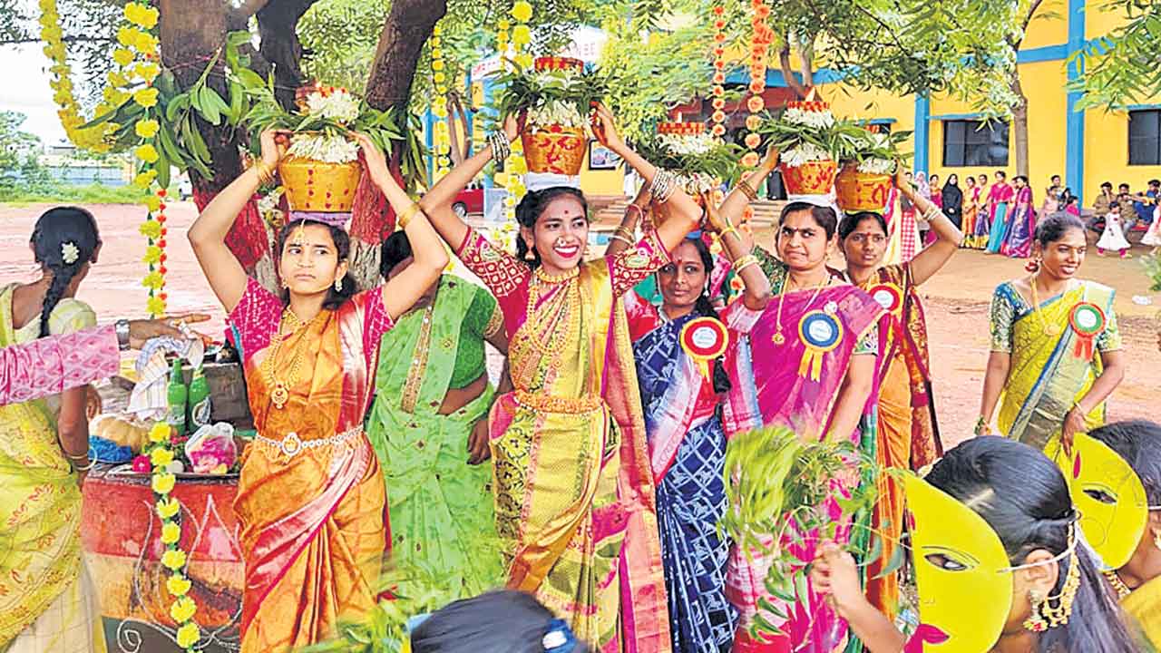 వైభవంగా బోనాలు