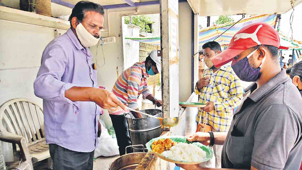 ఆకలి తీర్చుతున్న అన్నపూర్ణ