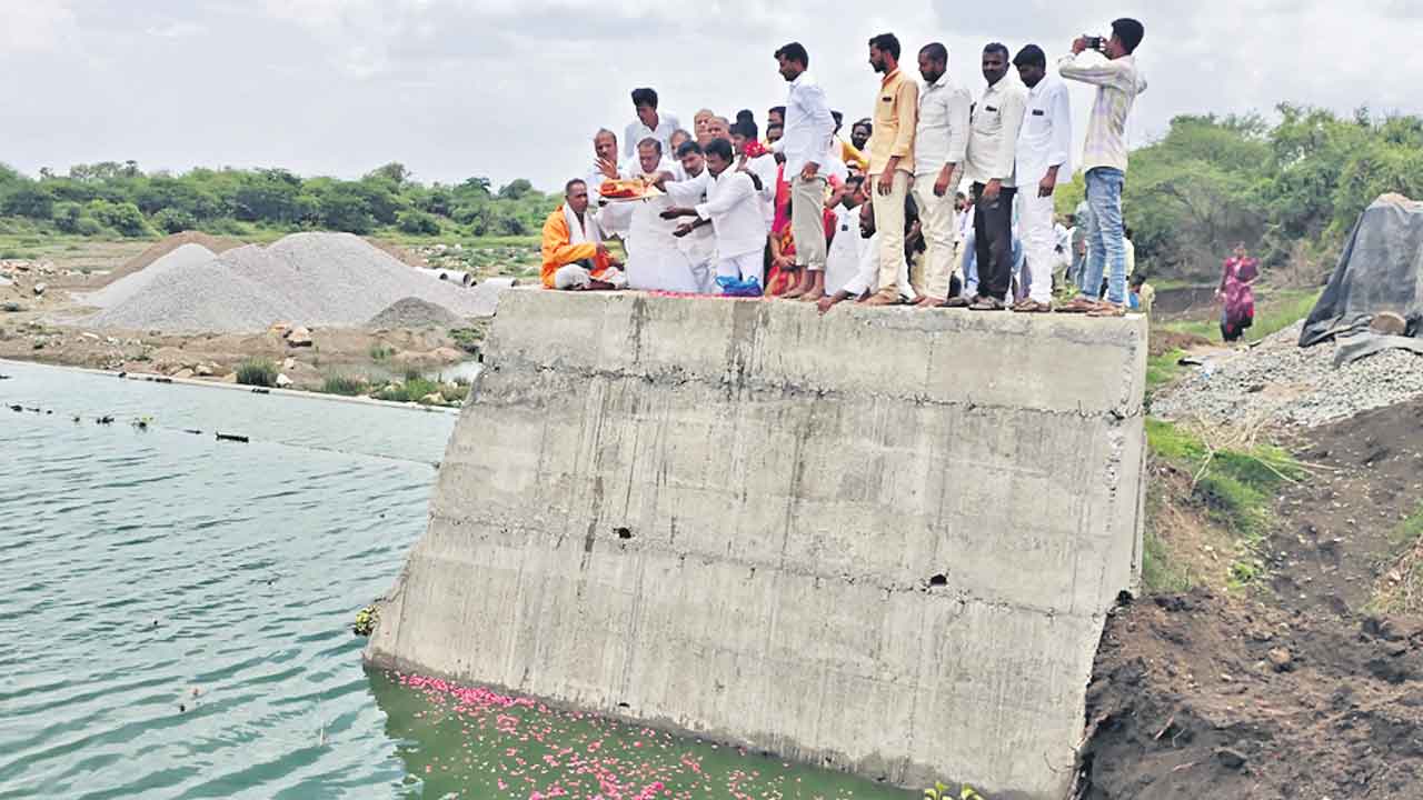 చెక్‌డ్యామ్‌లతో బీడుభూములు సస్యశ్యామలం