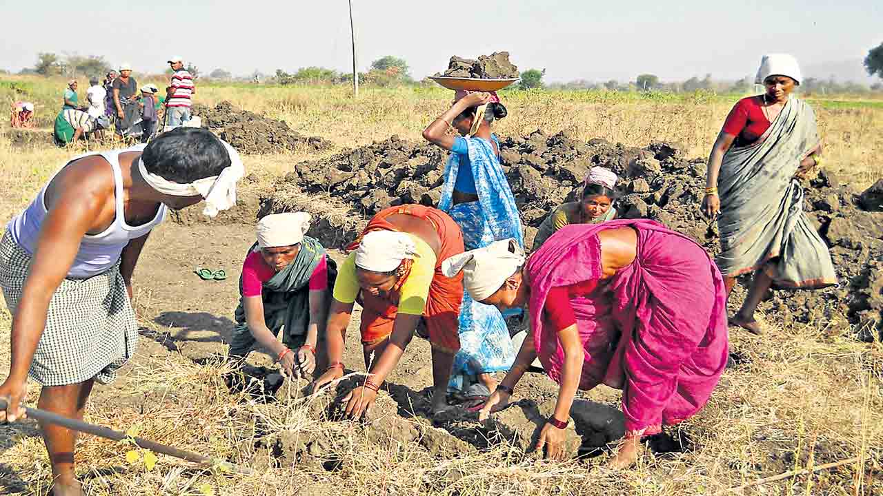 ఒక్కొక్క ఊరికి 20 పనులే.. ఉపాధి హామీపై కేంద్రం గొడ్డలి