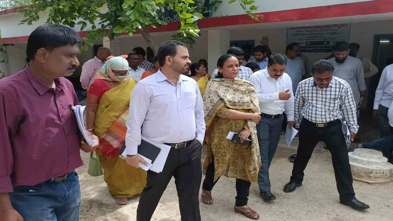 పాఠశాలల్లో అభివృద్ధి పనులను వేగవంతం చేయాలి