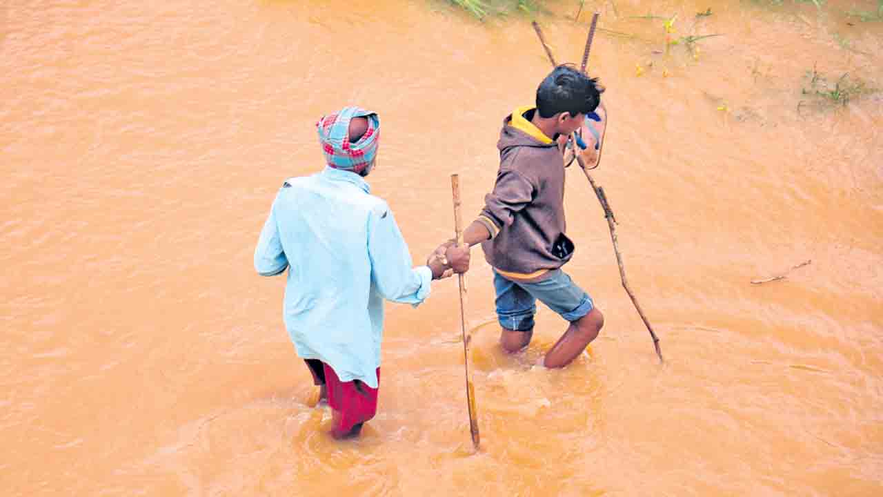 వర్షాలతో 43 ఇండ్లు ధ్వంసం