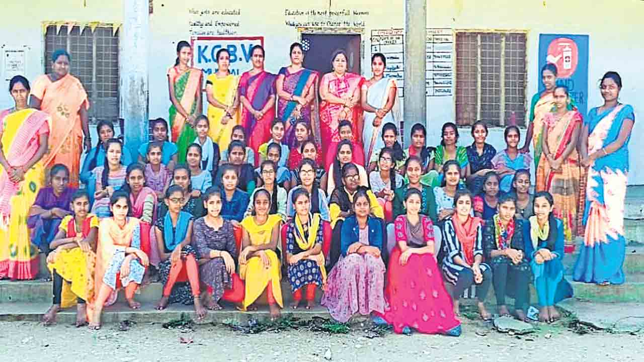 టెన్త్‌లోనూ బాలికలే టాప్