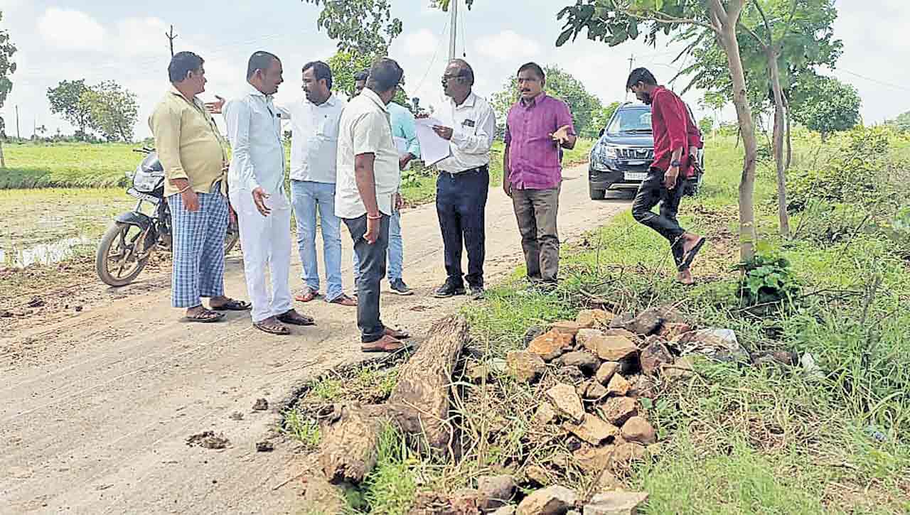 బీటీ రోడ్డుకు నిధులు మంజూరు