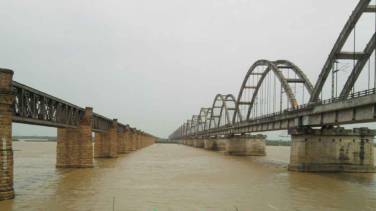 ధవళేశ్వరం వద్ద నిలకడగా గోదావరి వరద ప్రవాహం