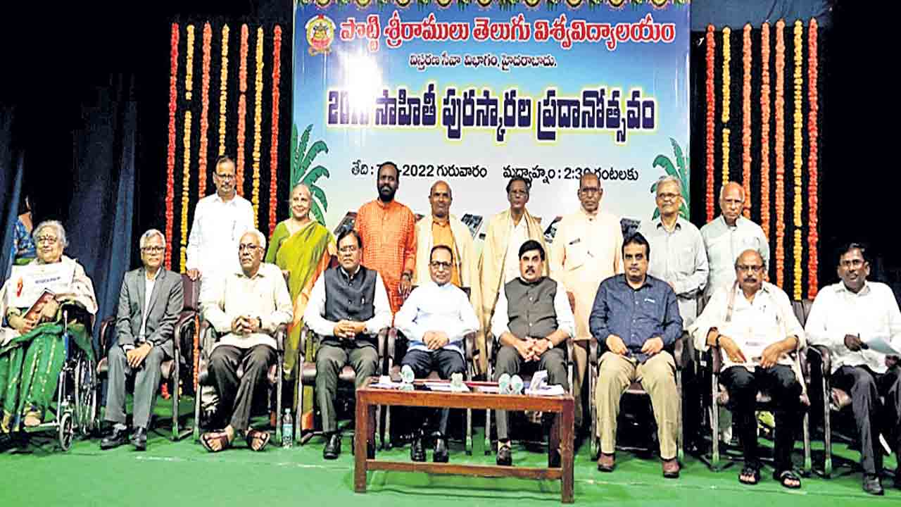 సమాజాన్ని జాగృతం చేసిన రచయితలకు సత్కారం