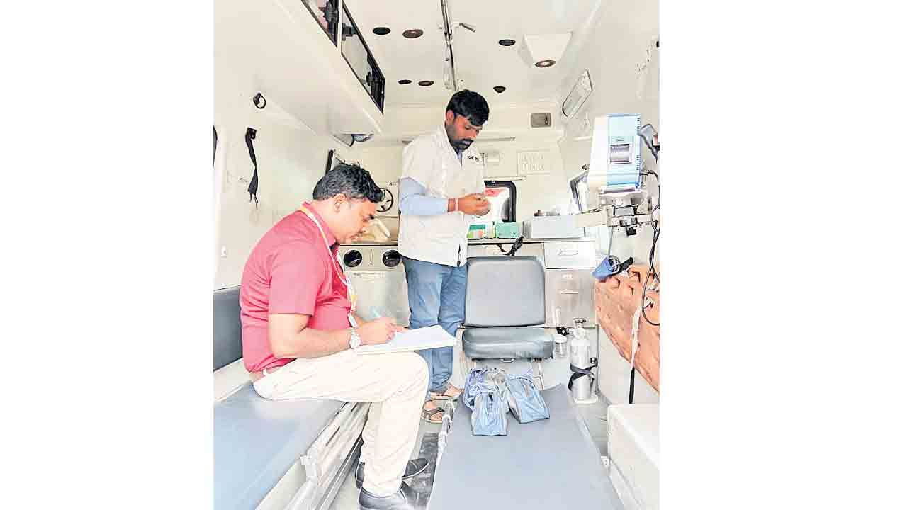 108 వాహనం ఆకస్మిక తనిఖీ