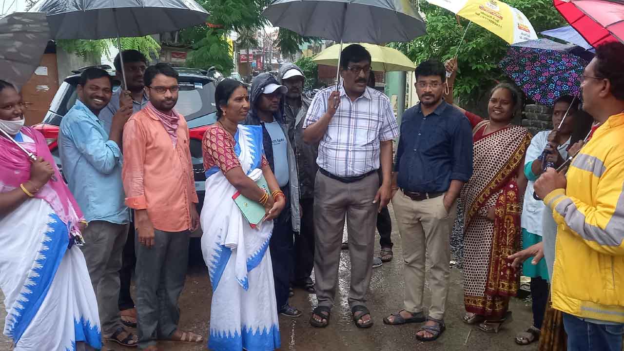 భారీ వర్షంలోనూ జ్వర సర్వే