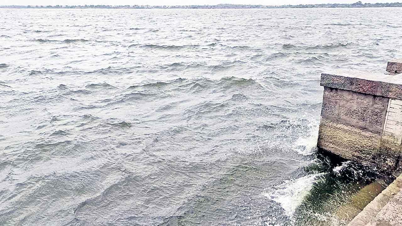 ఇబ్రహీంపట్నం పెద్దచెరువుకు వరద ఉధృతి