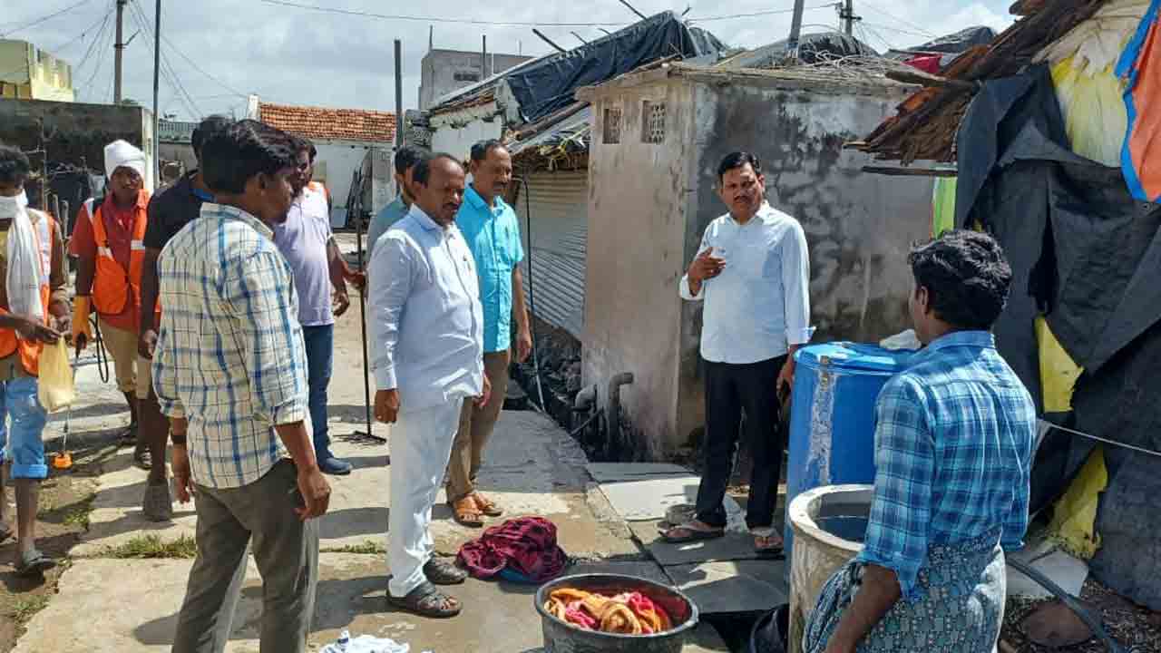 పరిసరాలు శుభ్రంగా ఉంచుకోవాలి