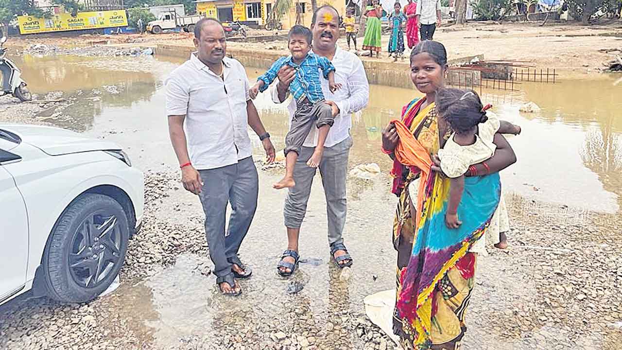 బాలుడిని కాపాడిన ప్రజాప్రతినిధులు