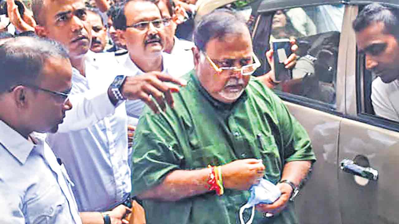 బెంగాల్‌ మంత్రి చటర్జీ అరెస్టు